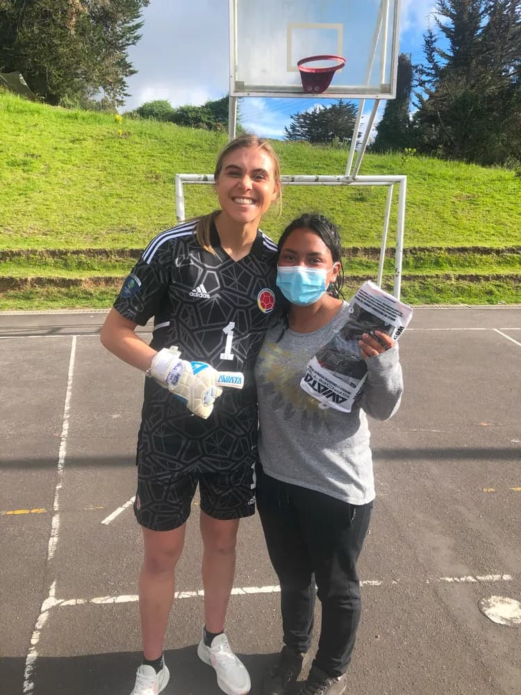 Catalina con una joven futbolista
