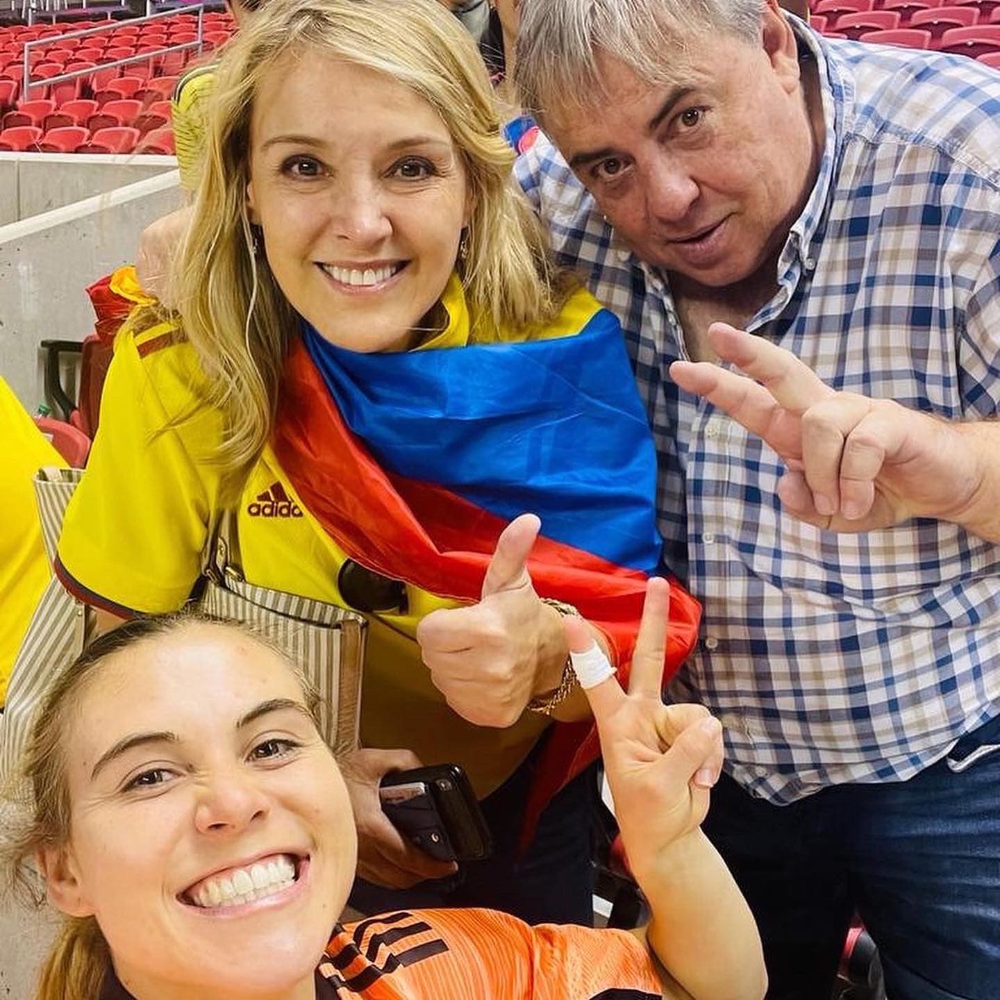 Catalina con sus padres en la tribuna