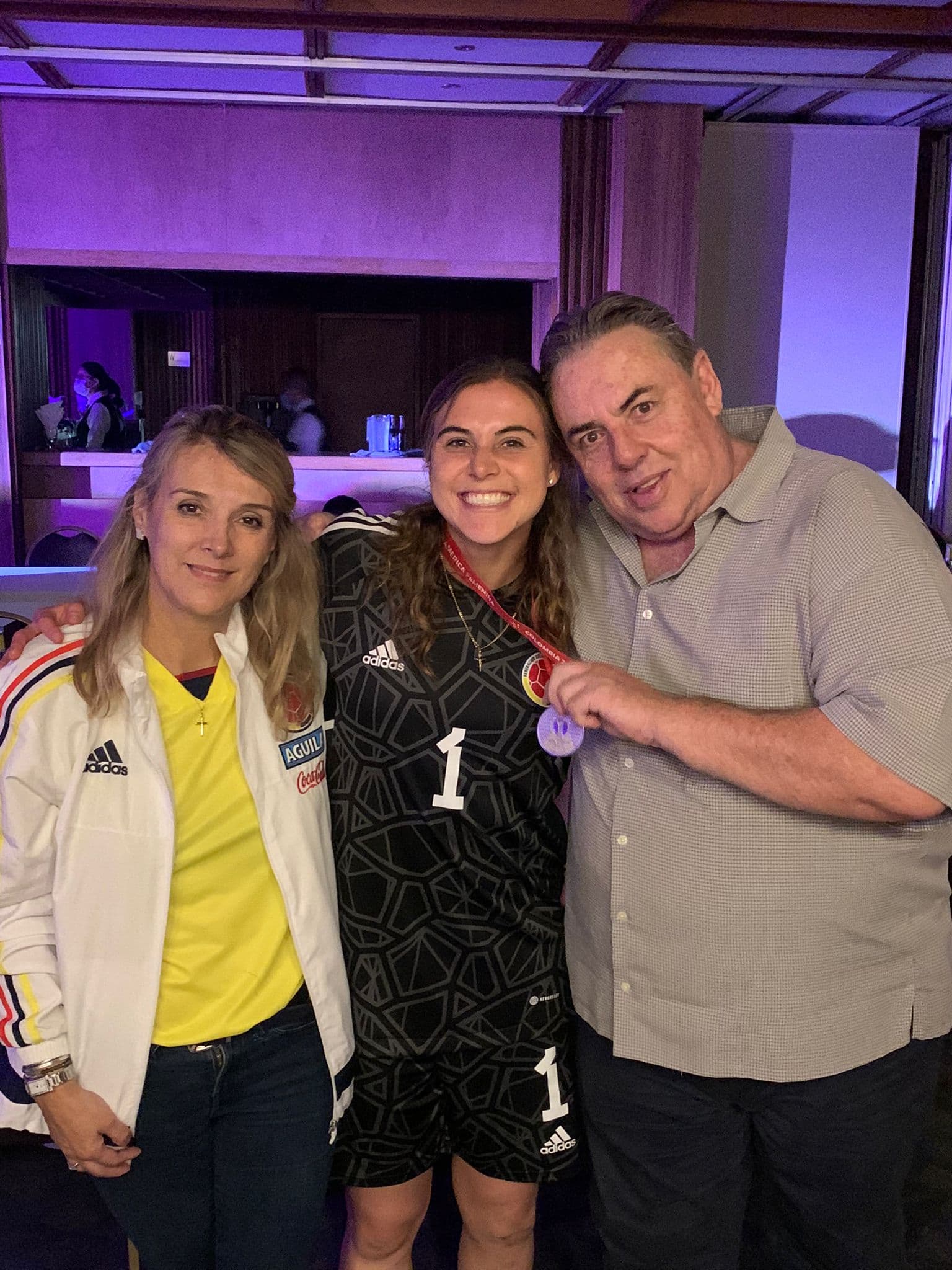 Catalina con sus padres tras un partido
