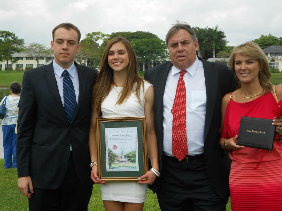 Catalina con su familia el día de su grado