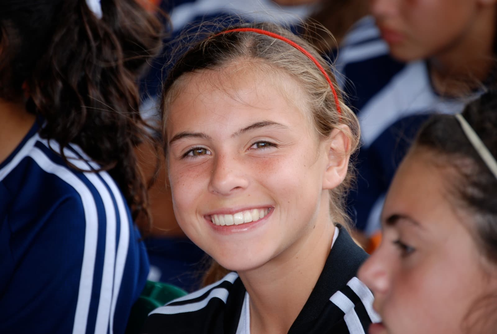 Catalina de niña, sonriendo con su equipo